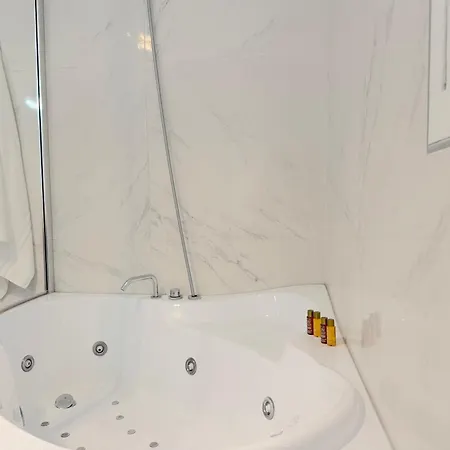 Ugo Jacuzzi Apartament Bolonia